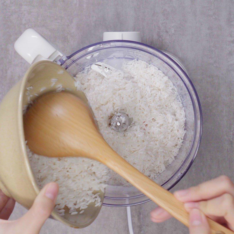 Step 2 Grinding rice for shrimp and pork rice cakes