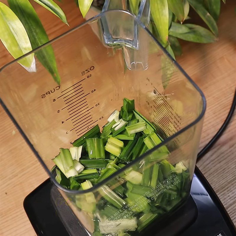 Step 1 Blend pandan leaves for pandan leaf sticky rice