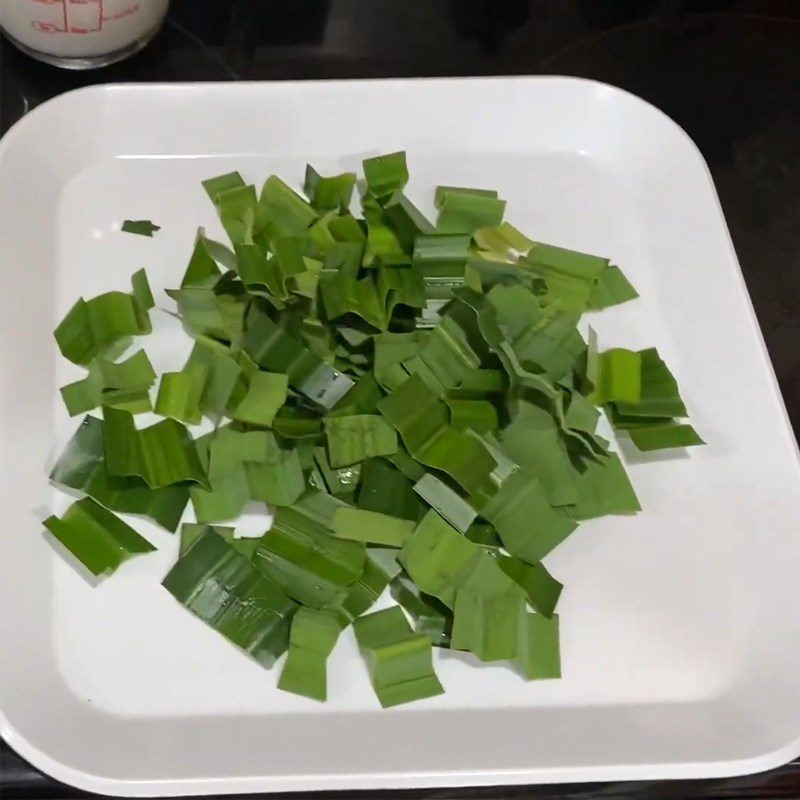 Step 1 Blend pandan leaves Pandan Leaf Phuc Linh Cake