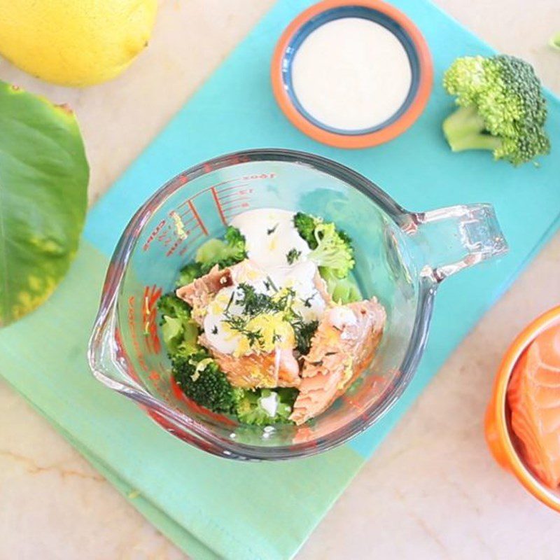 Step 4 Blend the ingredients Salmon porridge with broccoli