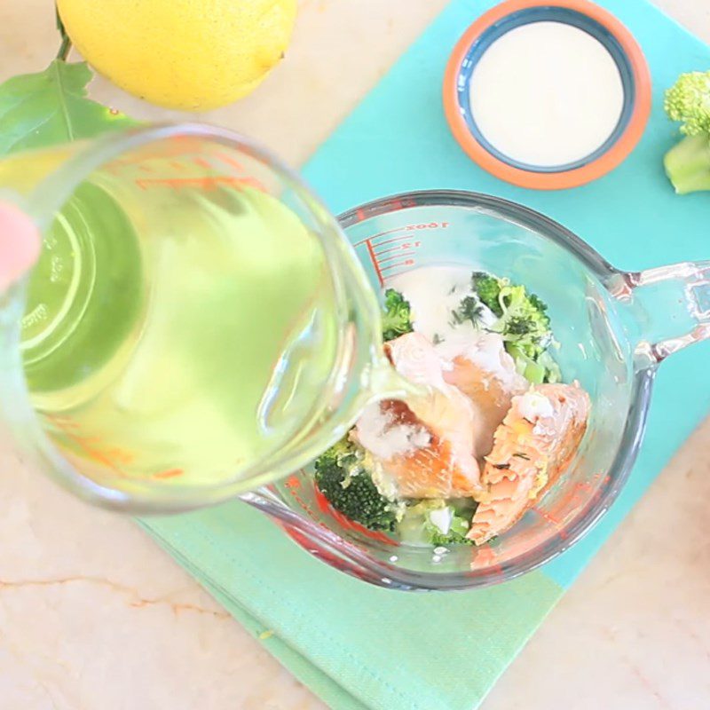 Step 4 Blend the ingredients for Salmon and Broccoli Porridge