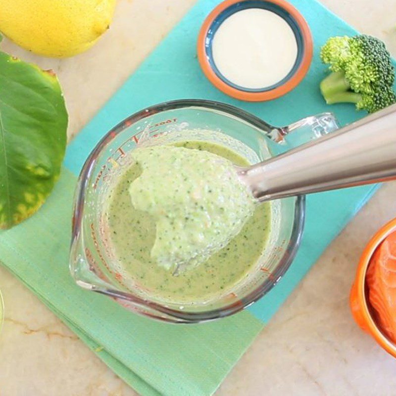 Step 4 Blend the ingredients for Salmon and Broccoli Porridge