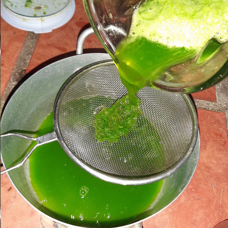 Step 2 Blend pandan leaf extract for Bánh phu thê - pandan leaf sticky rice cake