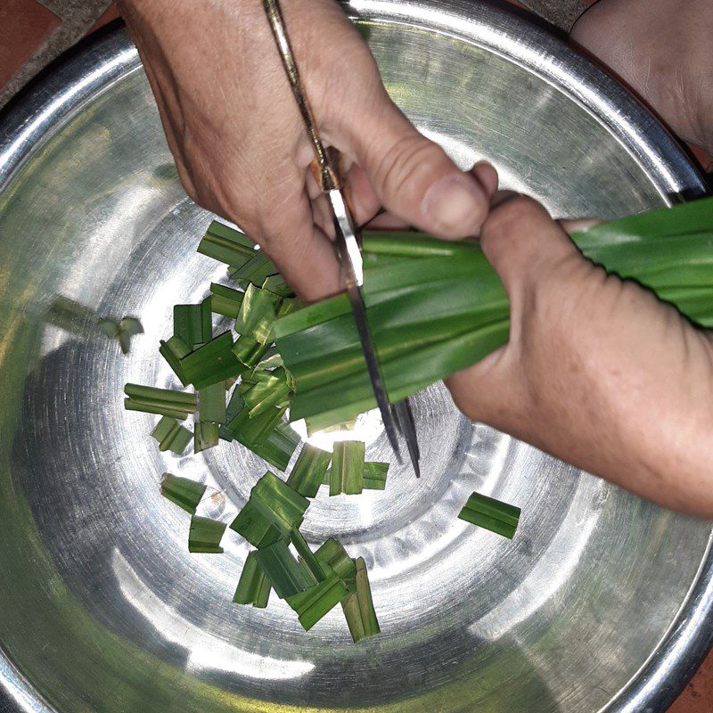 Step 2 Blend pandan leaf extract for Bánh phu thê - pandan leaf sticky rice cake