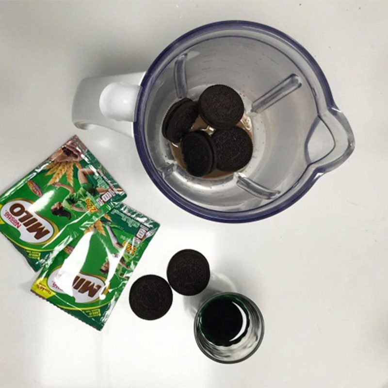 Step 2 Blend Oreo for Mint Oreo Ice Blend