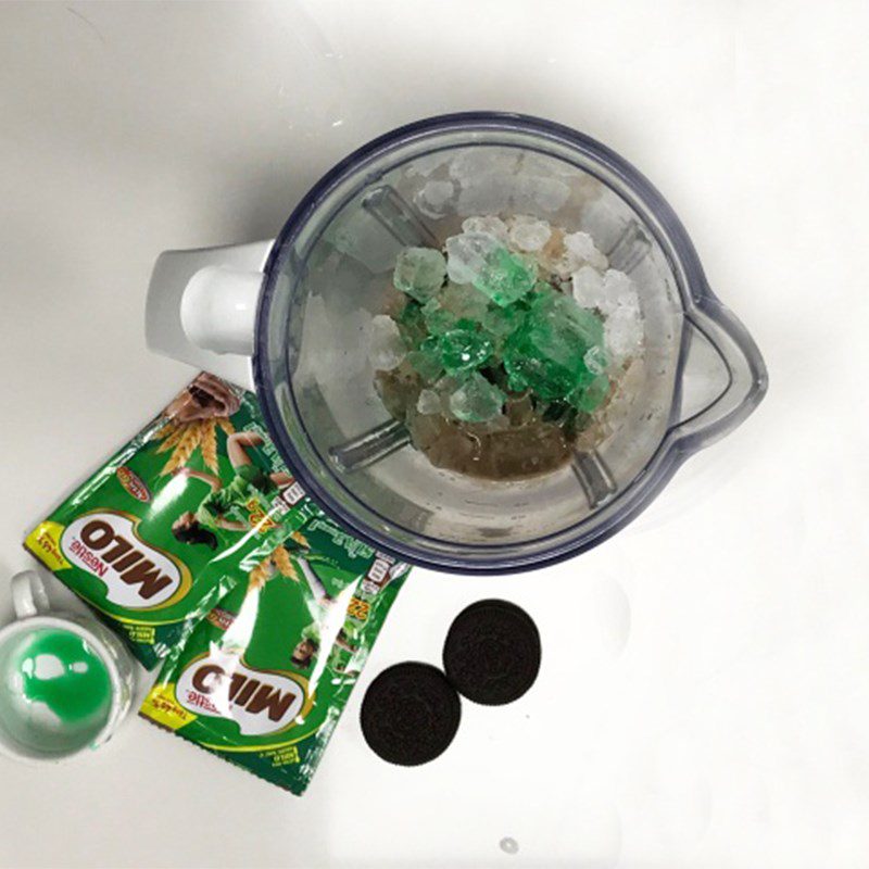 Step 2 Blend Oreo for Mint Oreo Ice Blend