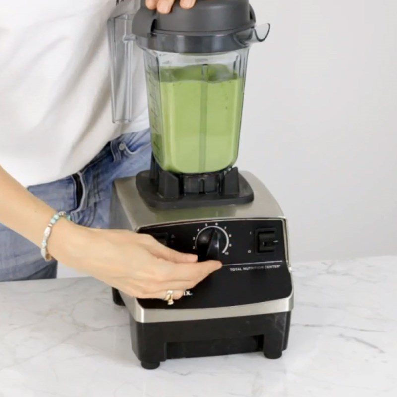 Step 2 Blend the Matcha Avocado Kiwi Smoothie