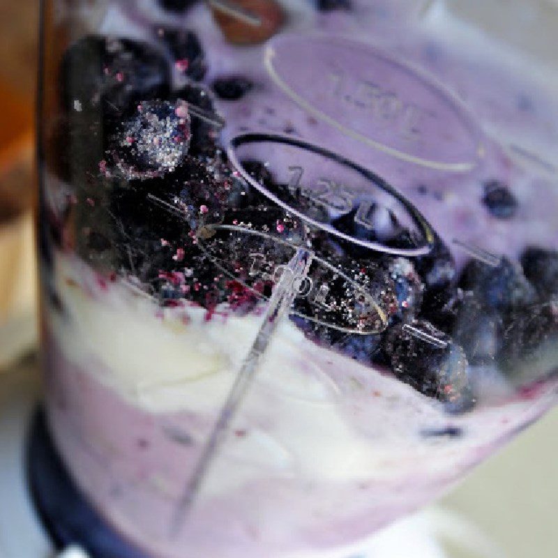 Step 2 Blend the Blueberry Pear Smoothie