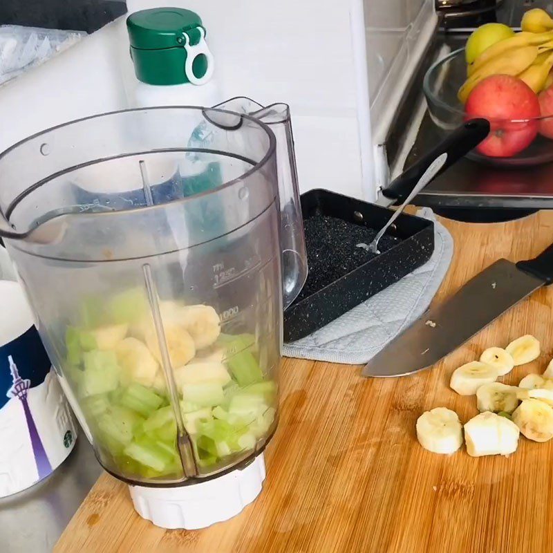 Step 3 Blending black sesame smoothie Black sesame banana celery smoothie