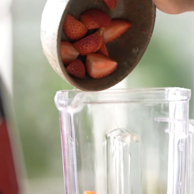 Step 2 Blend the strawberry oreo smoothie