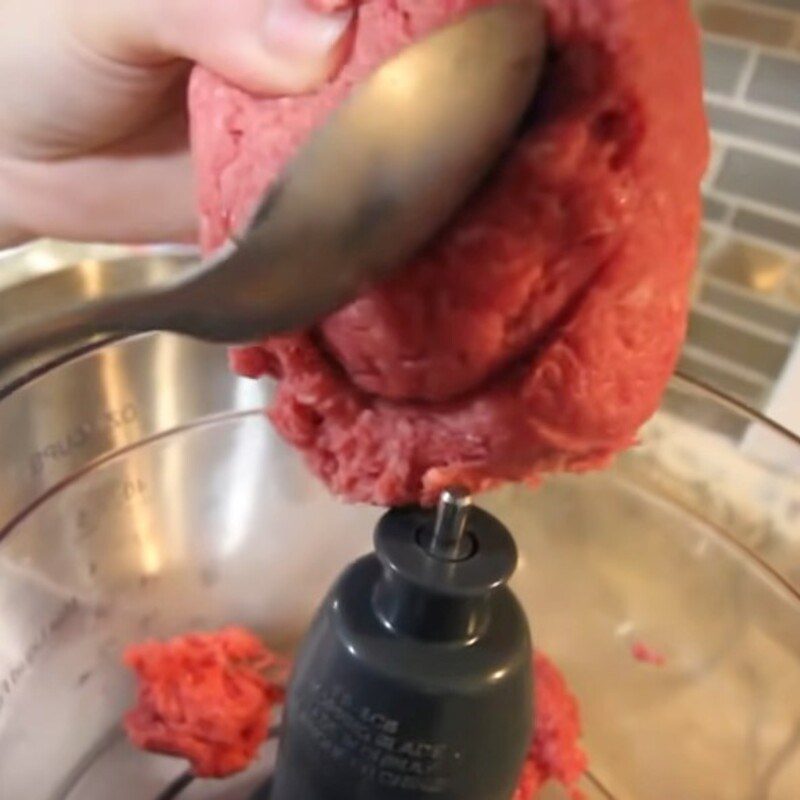 Step 2 Ground meat for sour beef sausage from ground beef