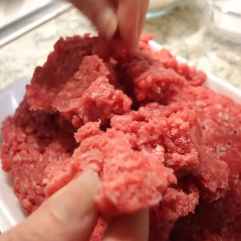 Step 2 Ground meat for sour beef sausage from ground beef