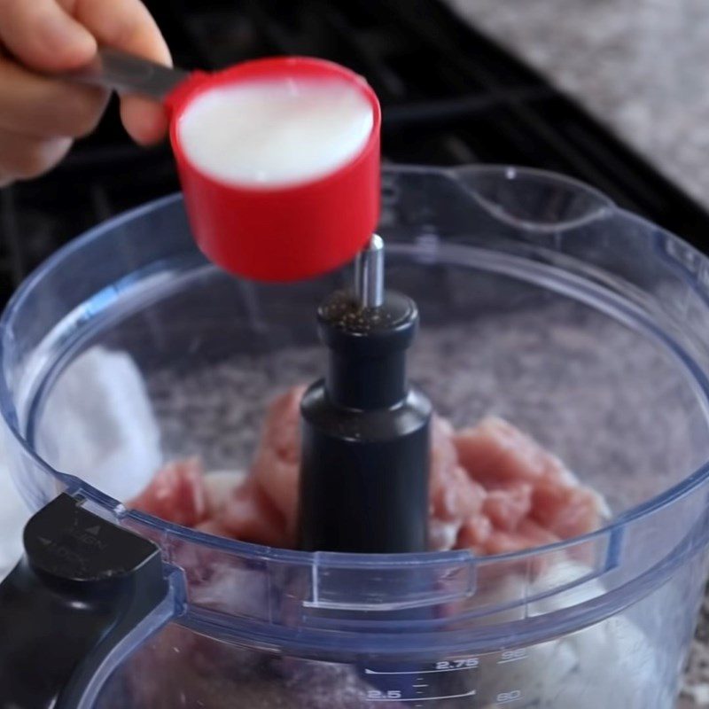 Step 3 Grind the chicken Steamed chicken dumplings