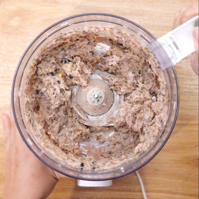 Step 2 Grinding snail meat for Betel leaf-wrapped snails