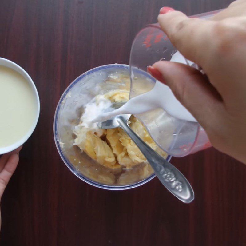 Step 1 Blend the durian flesh for Durian jelly with coconut milk