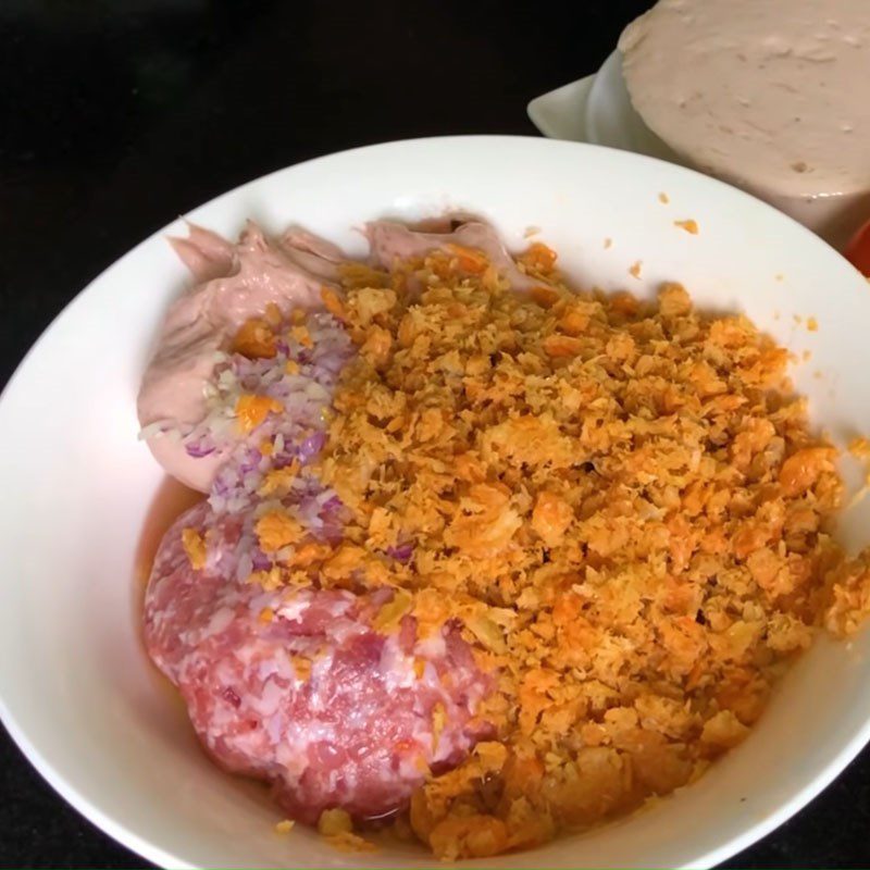 Step 2 Grind the dried shrimp and mix the shrimp paste filling for Shrimp Paste Noodles