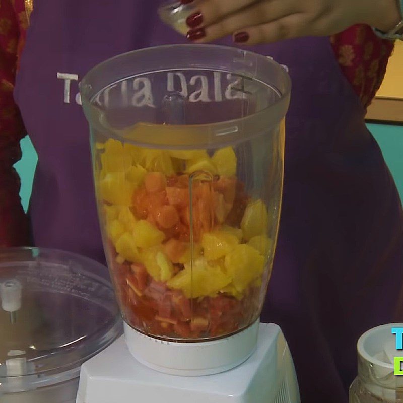 Step 2 Blending and Straining Juice Tomato Carrot Papaya Juice