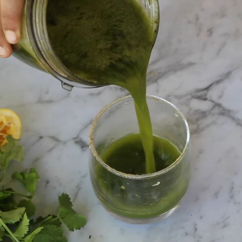 Step 2 Blend and filter cilantro mint juice Cilantro (Vietnamese coriander) and mint juice