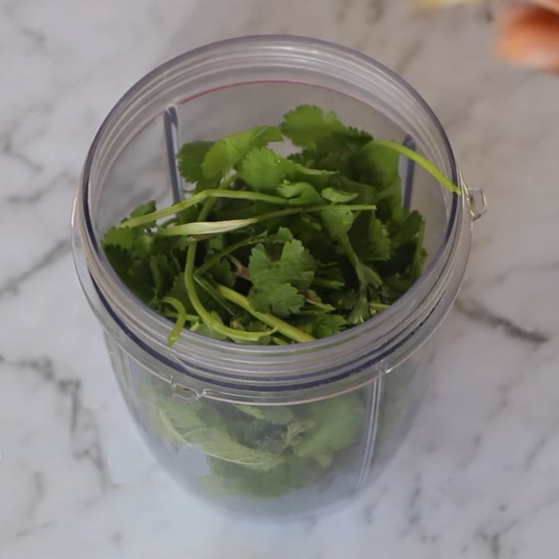 Step 2 Blend and filter cilantro mint juice Cilantro (Vietnamese coriander) and mint juice