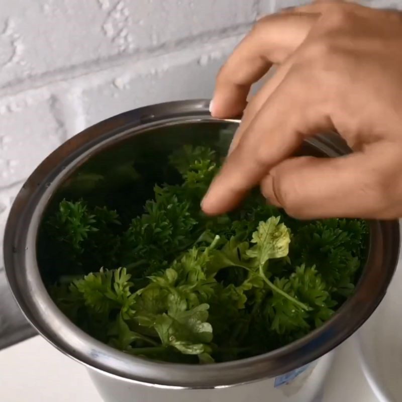 Step 2 Blend and filter parsley juice Parsley juice