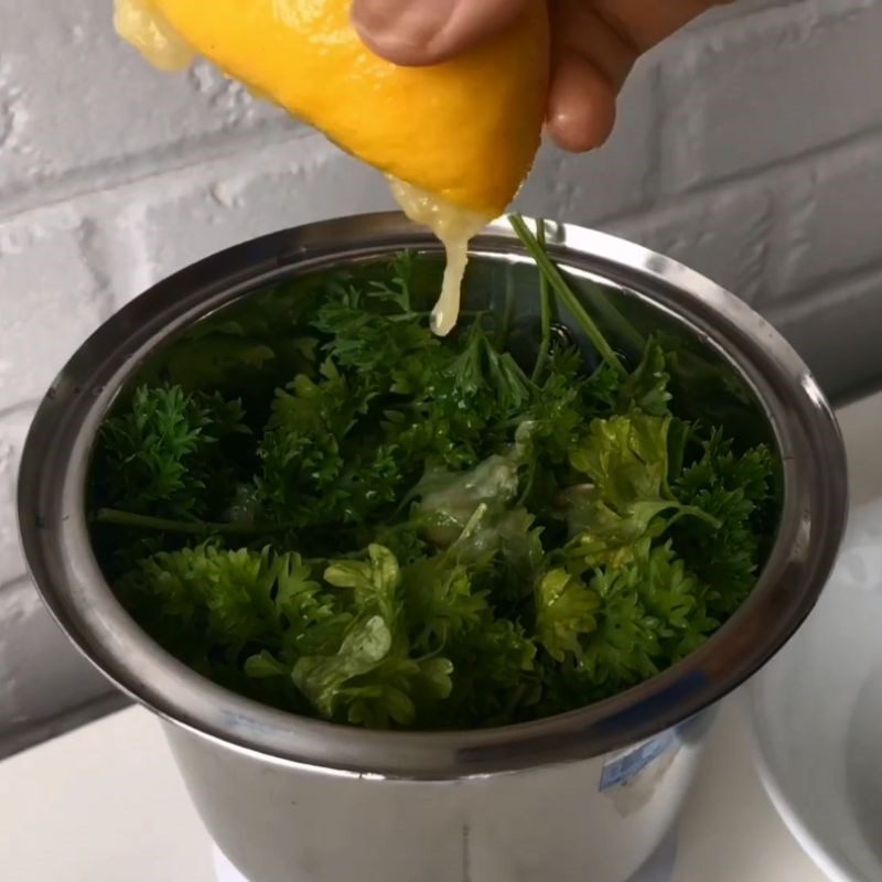 Step 2 Blend and filter parsley juice Parsley juice