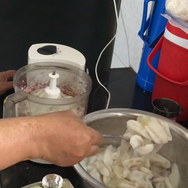 Step 2 Grinding and mixing squid eggs to make fish cake Steamed squid egg cake