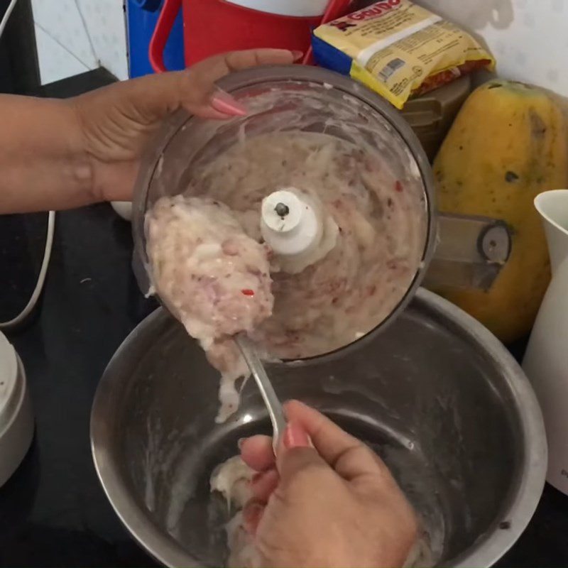 Step 2 Grinding and mixing squid eggs to make fish cake Steamed squid egg cake