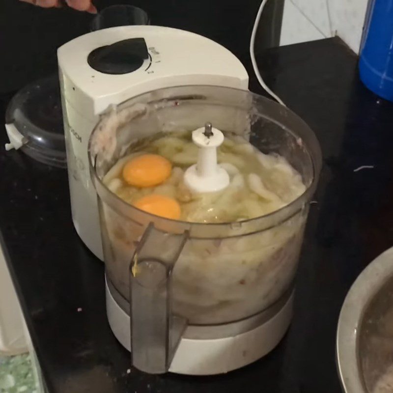 Step 2 Grinding and mixing squid eggs to make fish cake Steamed squid egg cake