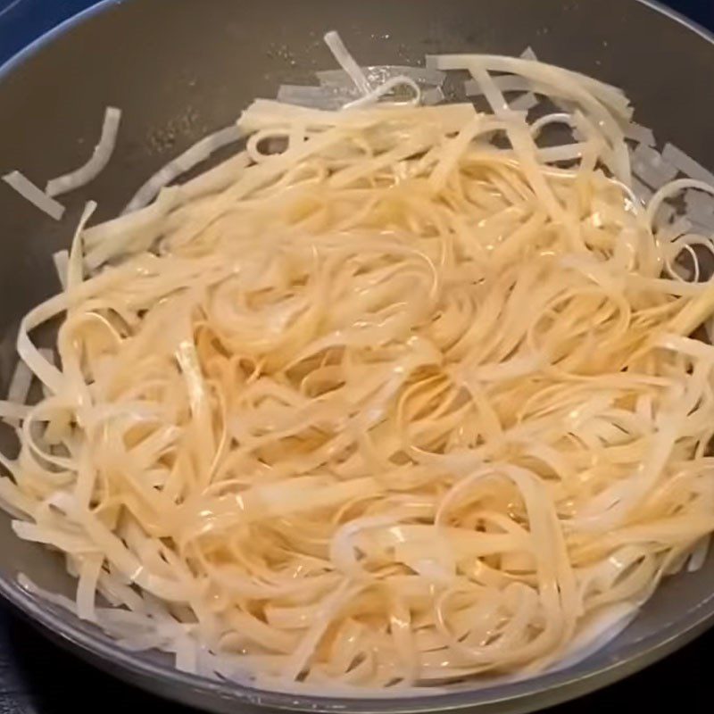 Step 4 Completion Stir-fried Rice Noodles