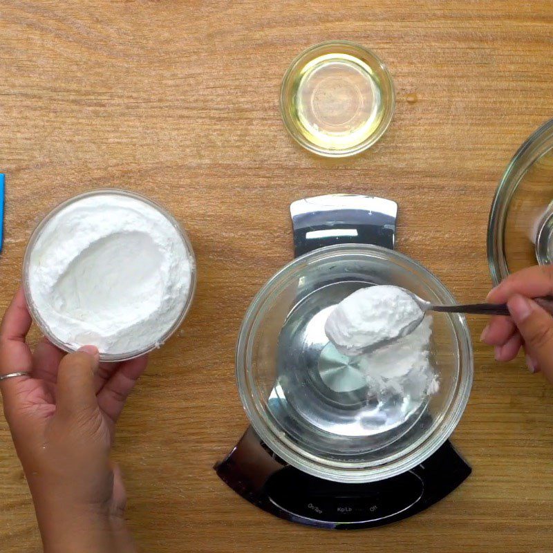 Step 2 Mix the cake dough for the black sugar tapioca mooncake