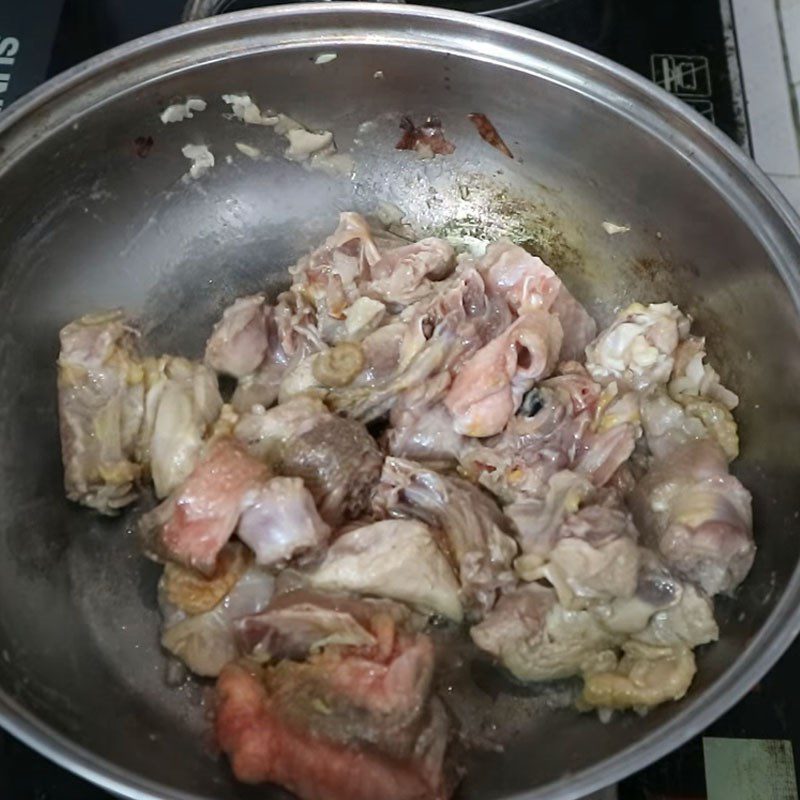 Step 3 Stir-fry the chicken bones for lotus root soup with chicken bones