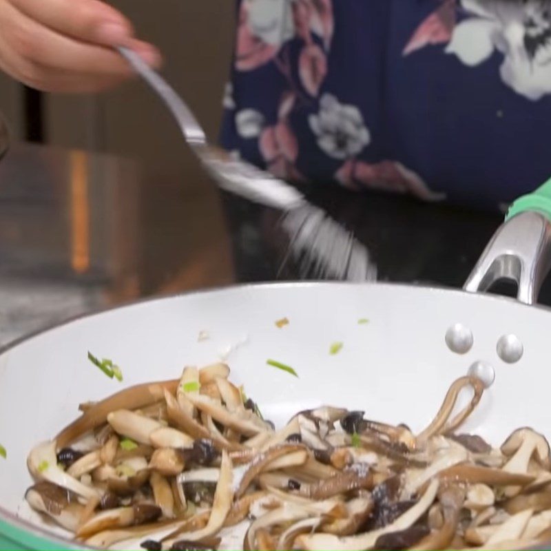 Step 4 Shred the chicken and stir-fry the mushrooms Chicken mushroom porridge with ginger