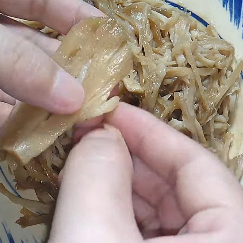 Step 5 Tear mushrooms into shreds for vegetarian shredded pork from oyster mushrooms