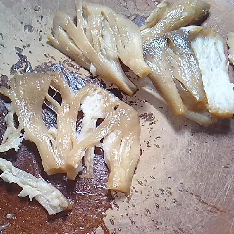 Step 5 Tear mushrooms into shreds for vegetarian shredded pork from oyster mushrooms