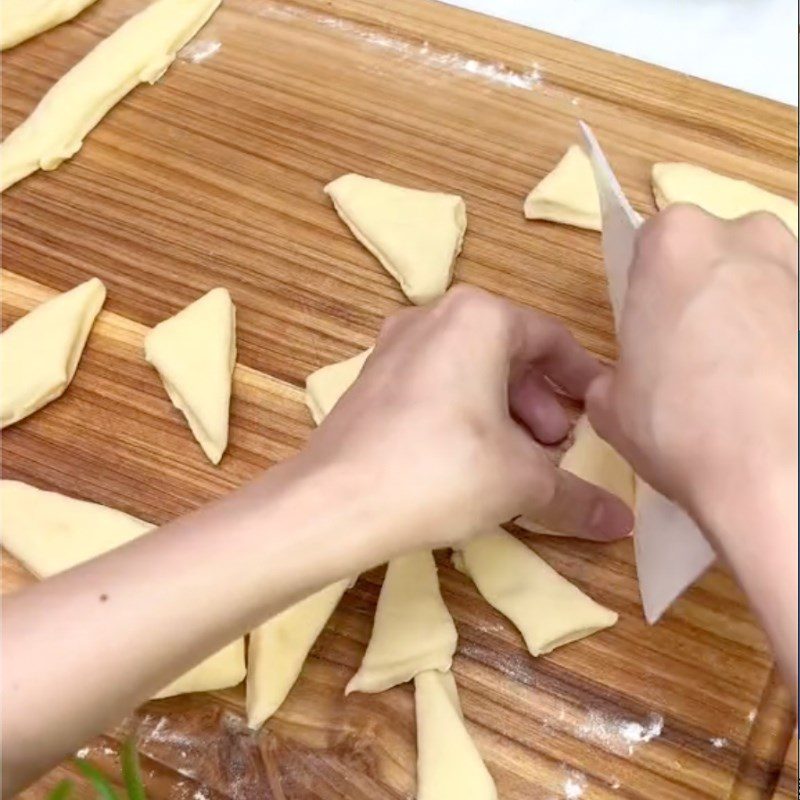 Step 3 Arrange the dough and shape the salted egg dipping cake