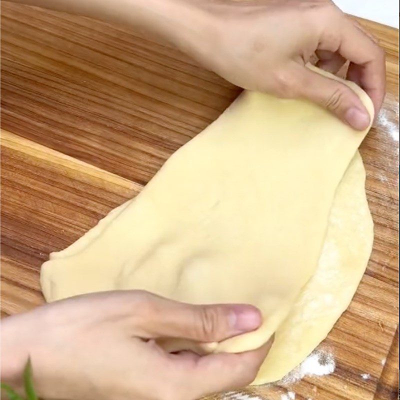 Step 3 Arrange the dough and shape the salted egg dipping cake