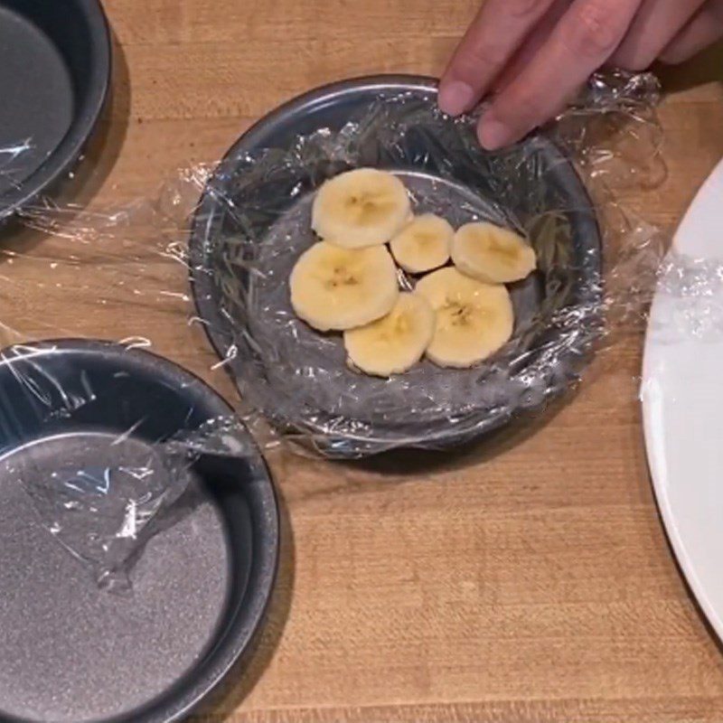 Step 2 Arrange bananas in the mold Banana rice paper pressed