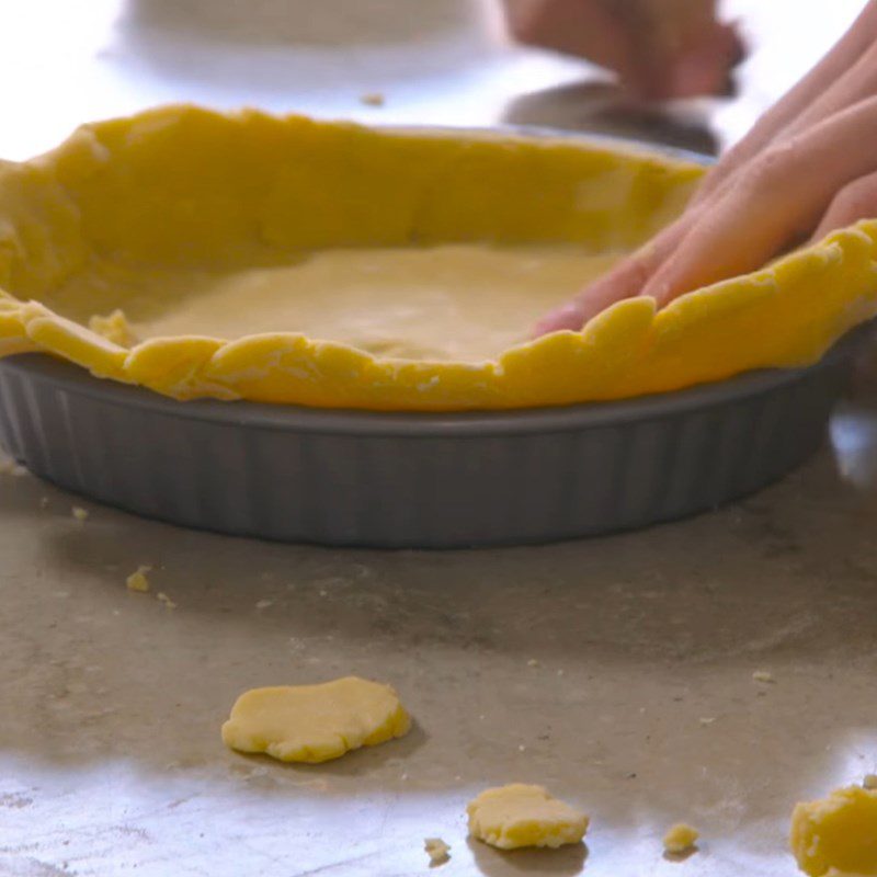 Step 2 Arrange the mold and bake the crust of Chocolate Pecan Pie