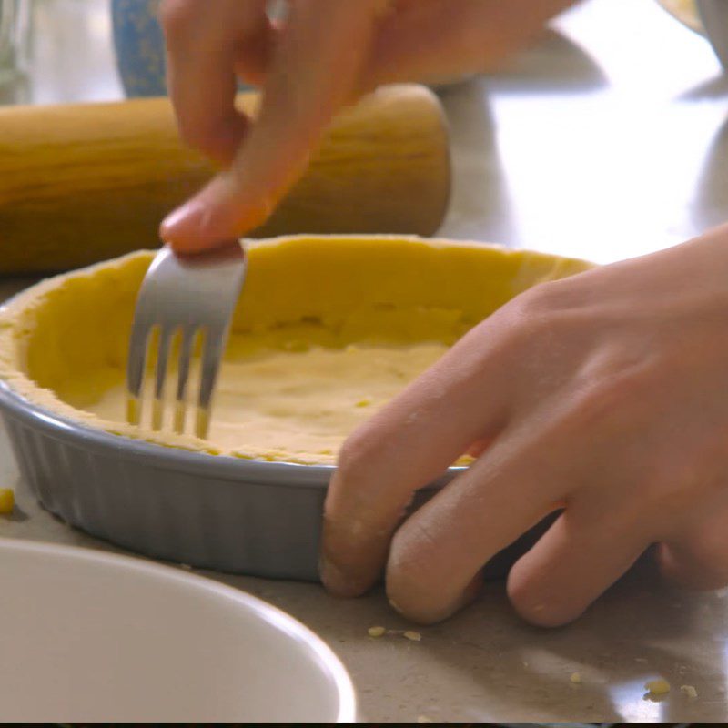 Step 2 Arrange the mold and bake the crust of Chocolate Pecan Pie