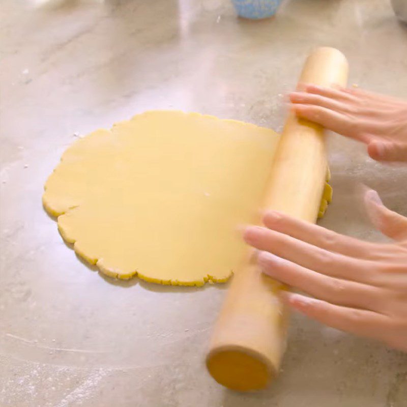 Step 2 Arrange the mold and bake the Chocolate Pecan Pie crust