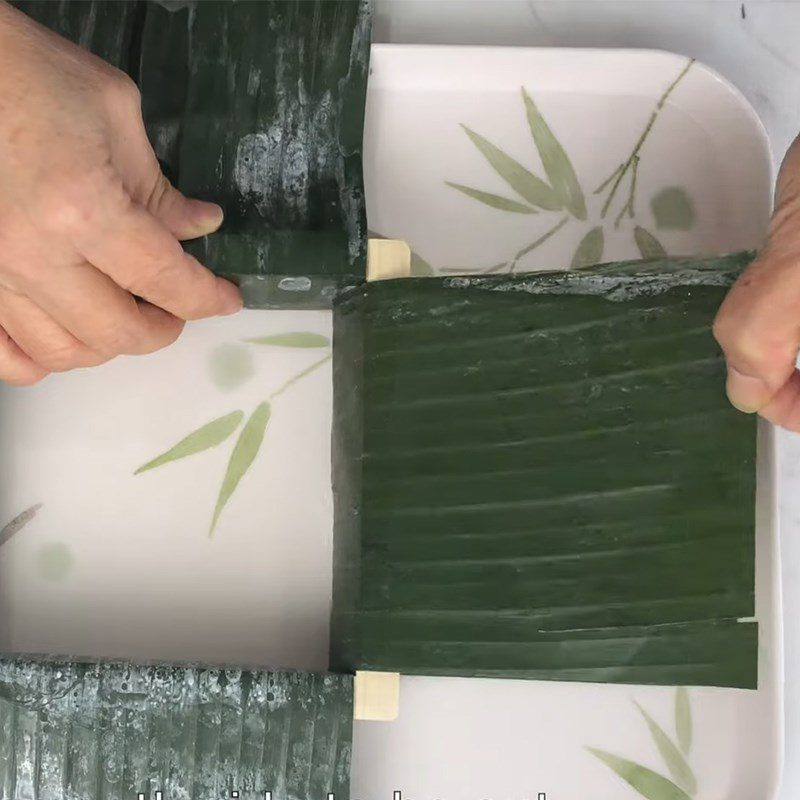 Step 4 Arranging leaves and placing the filling Vegetarian Sticky Rice Cake