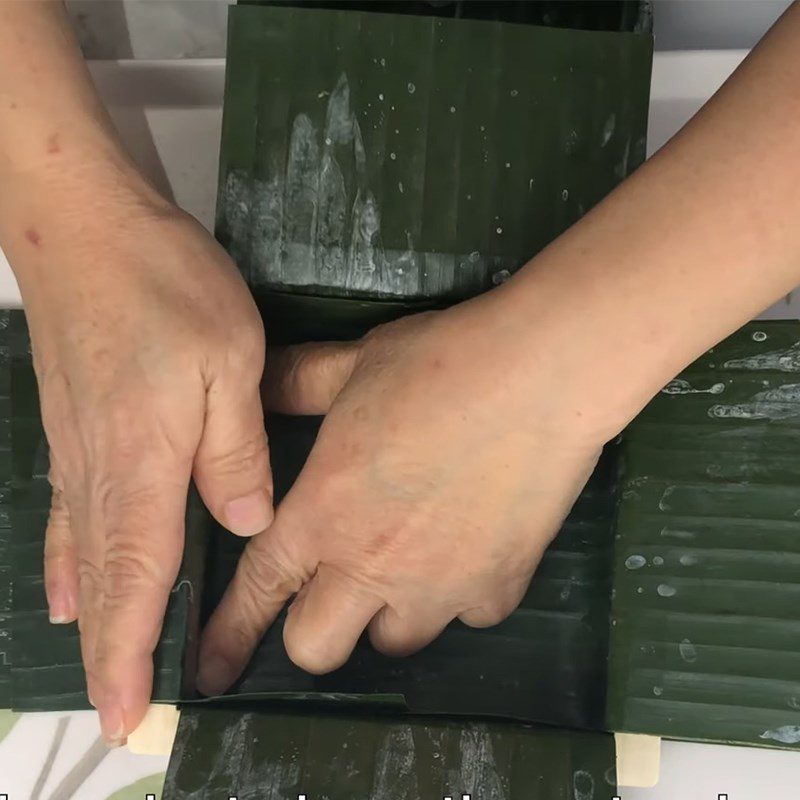 Step 4 Arranging leaves and placing the filling Vegetarian Sticky Rice Cake