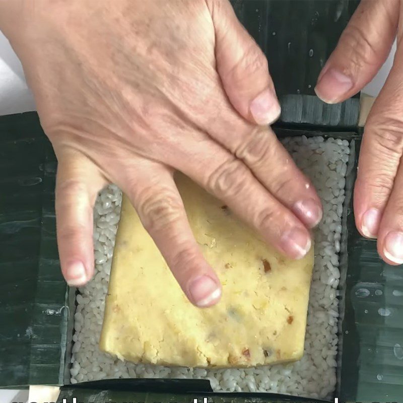 Step 4 Arrange the leaves and place the filling for the vegetarian Bánh Chưng