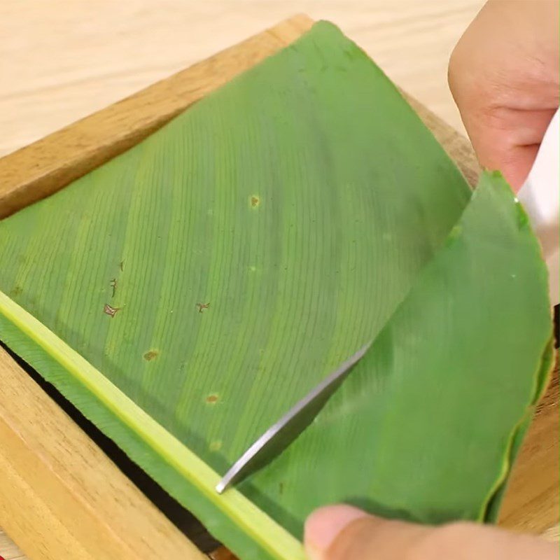 Step 6 Arranging leaves in the mold for brown sticky rice cake