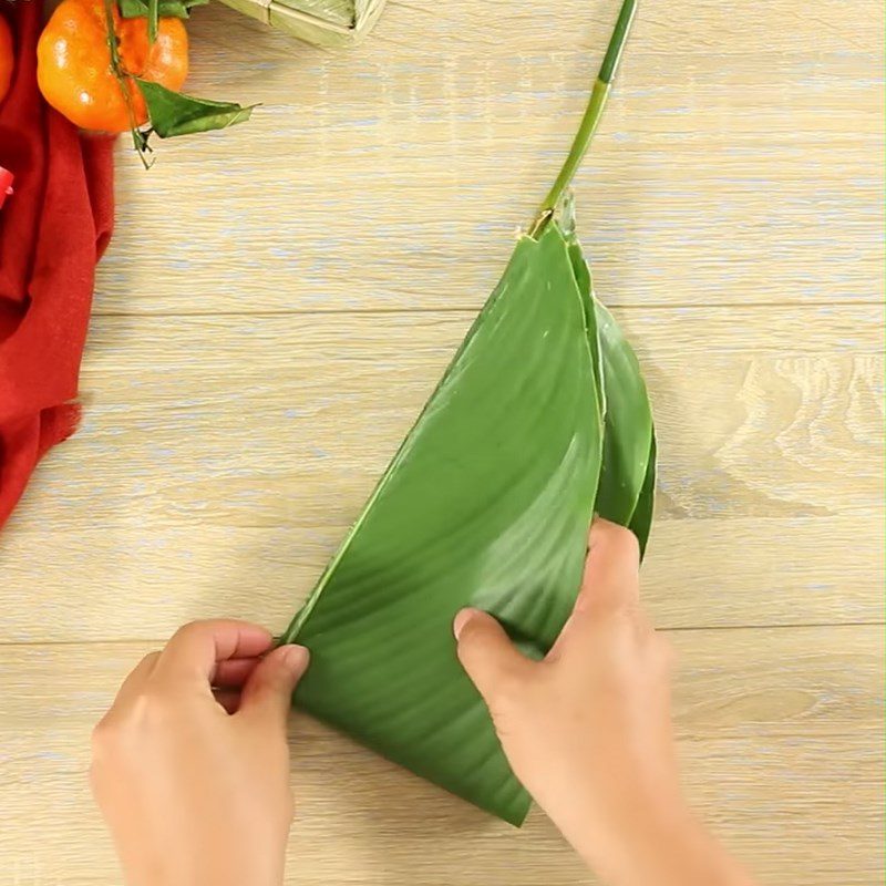 Step 6 Arranging leaves in the mold for brown sticky rice cake