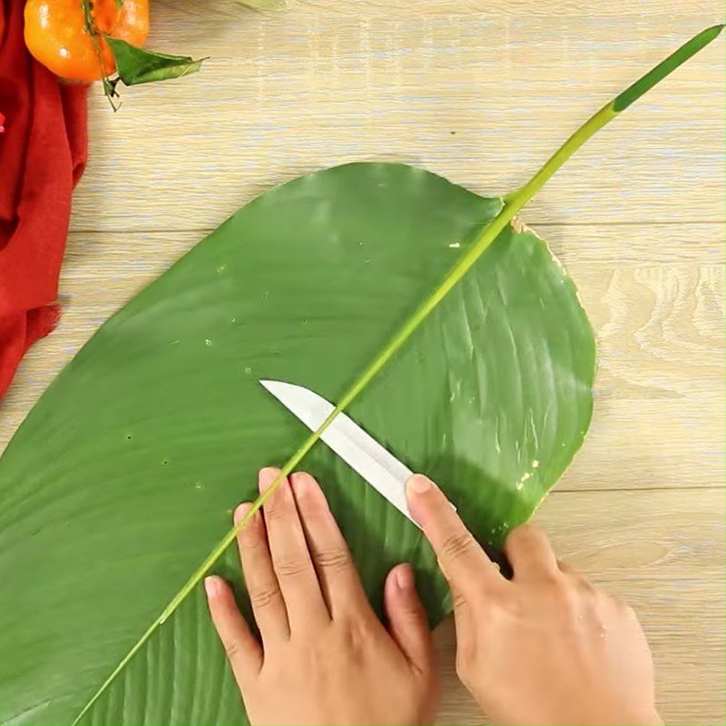 Step 6 Arranging leaves in the mold for brown sticky rice cake