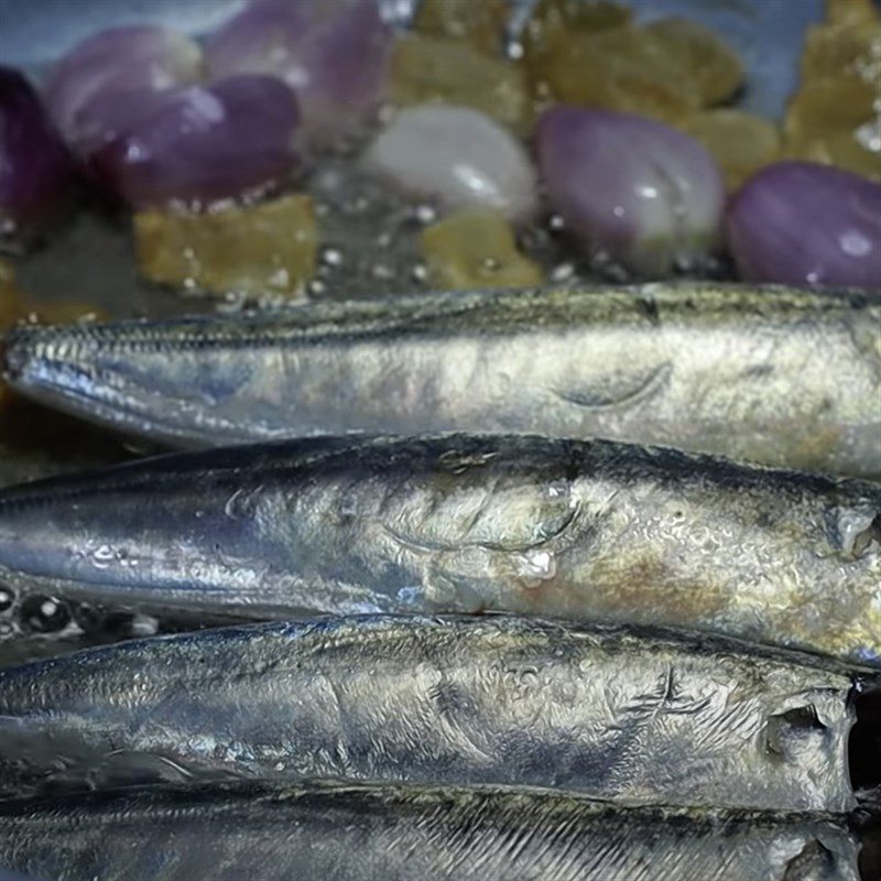 Step 4 Fry the fish Mackerel cooked with tomato