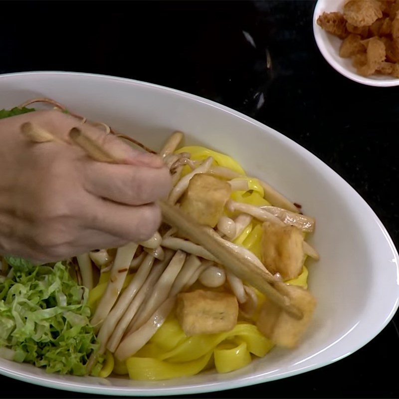 Step 5 Arrange ingredients and complete Vegetarian mixed Quang noodles