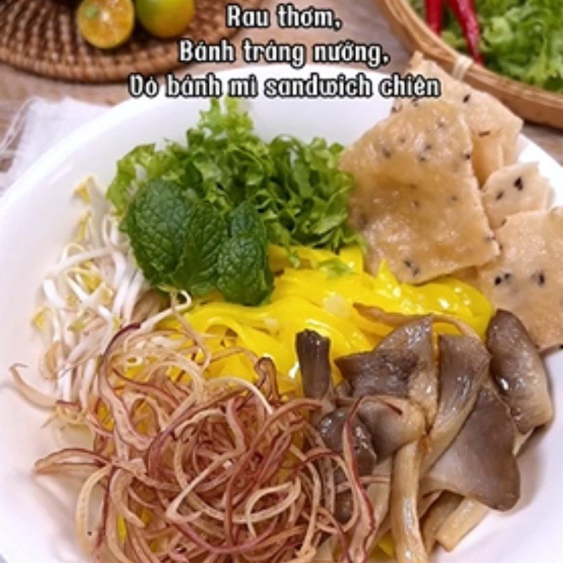 Step 5 Arrange ingredients and complete Vegetarian Quang noodles (Oyster mushrooms)