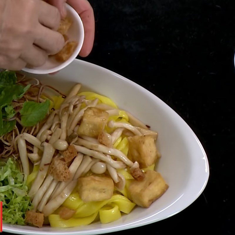 Step 5 Arrange ingredients and complete Vegetarian mixed Quang noodles